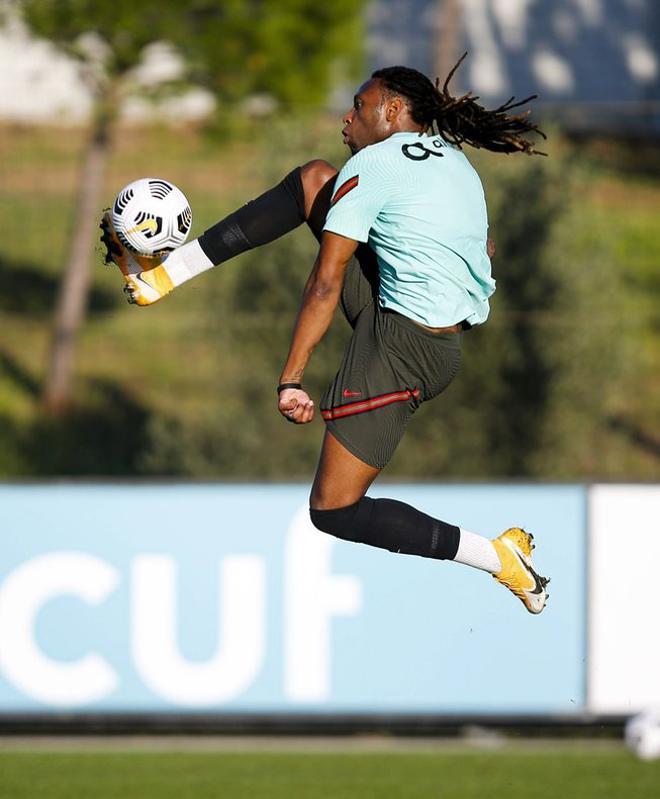 El jugador del equipo nacional de fútbol de Portugal Ruben Semedo durante una sesión de entrenamiento en el estadio Alvalade de Lisboa.