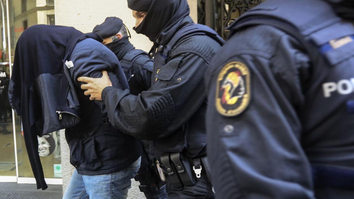 Un detingut a Barcelona en el marc d’una operació contra el terrorisme gihadista el 2017.  | DANNY CAMINAL