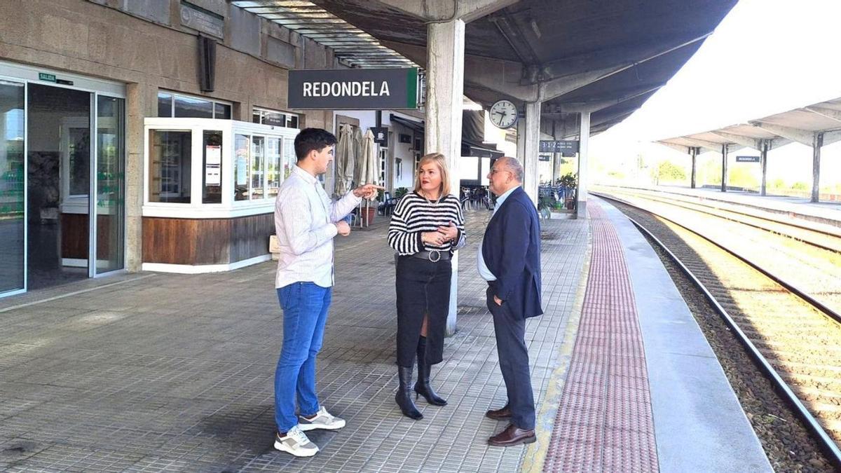 La alcaldesa Digna Rivas y el subdelegado del Gobierno, Abel Losada (d.), en la estación.