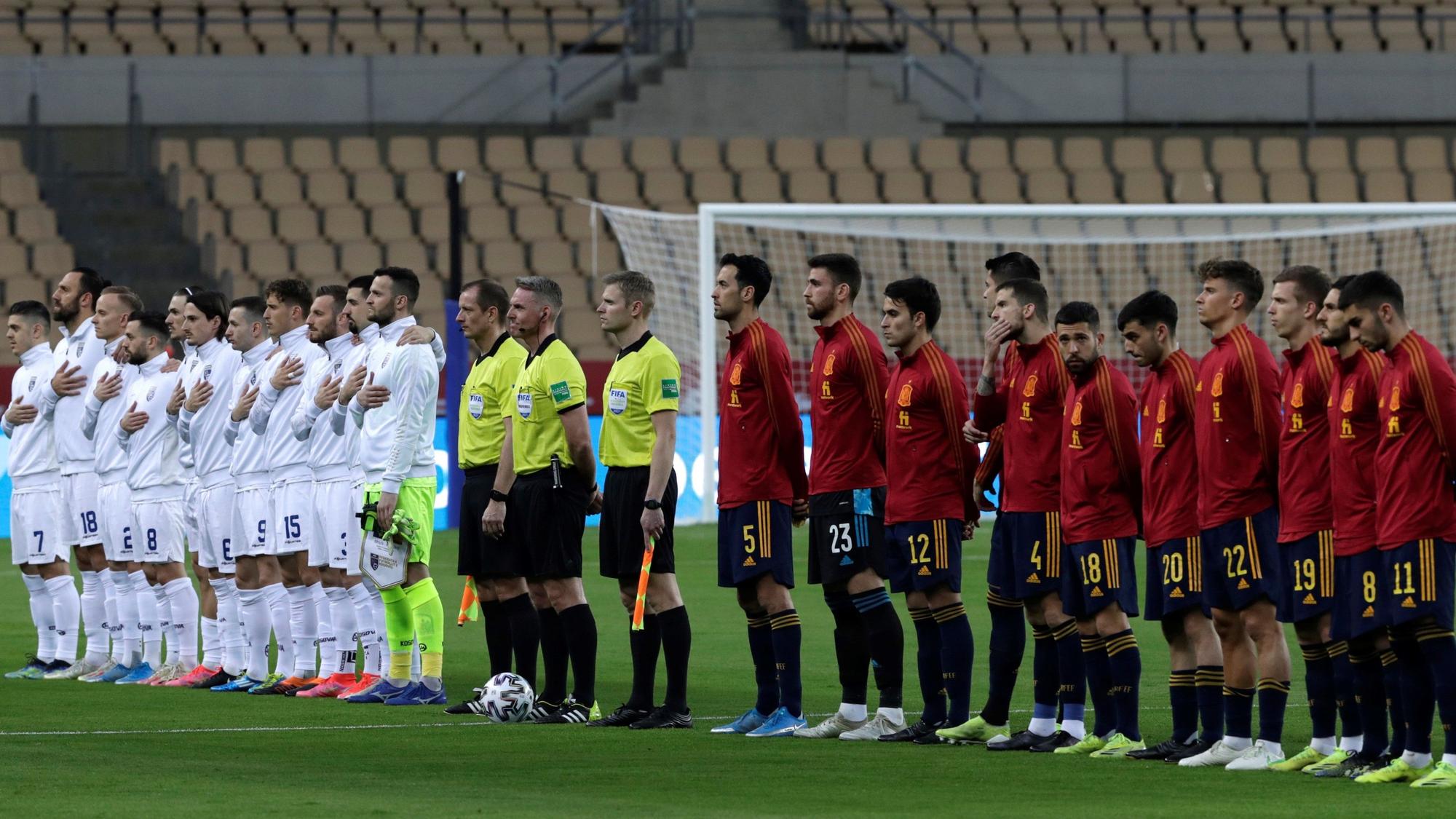 Los jugadores de Kosovo y España, durante los himnos, este miércoles en Sevilla.