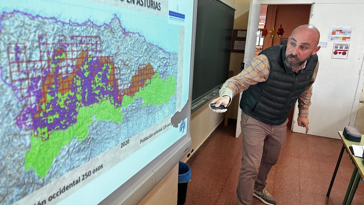 José Tuñon, durante la charla que impartió a alumnos de quinto de Primaria del colegio de Castropol.