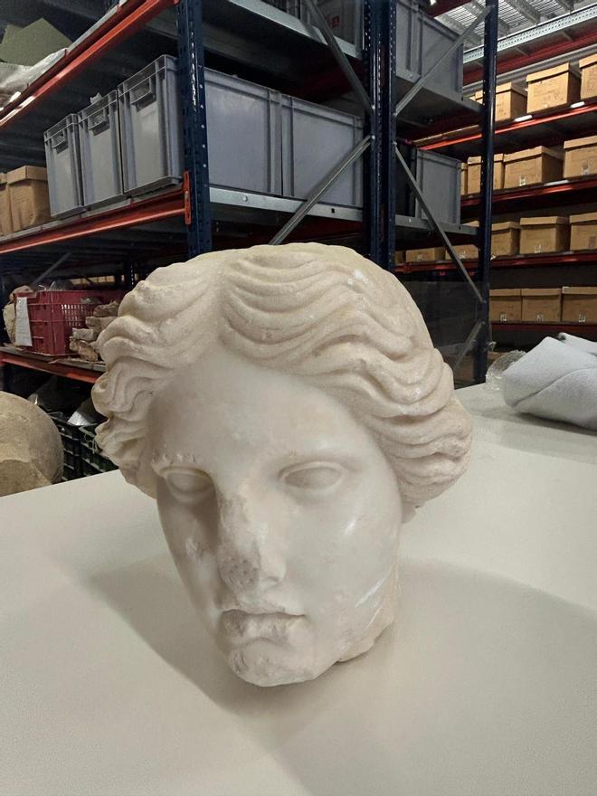 Hallan en una playa de Alicante un busto que podría tener 2.000 años de antigüedad
