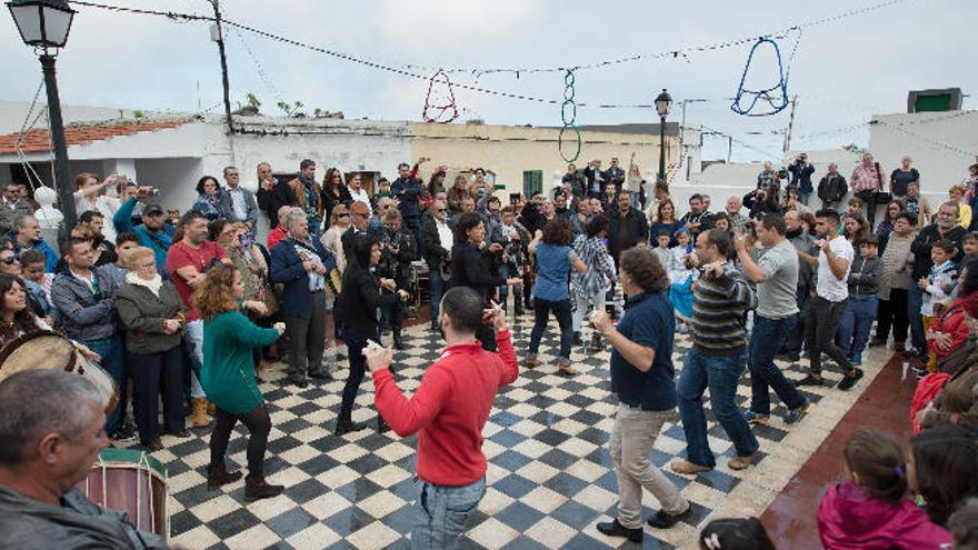 Un momento del baile del tango de Valentina con gente de Sabinosa.