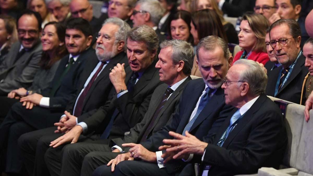 El rey Felipe conversa con Isidro Fainé, de Caixabank, junto a Alfonso Rueda y Alberto Núñez Feijóo, en la clausura del XXIII Congreso de directivos CEDE en A Coruña.