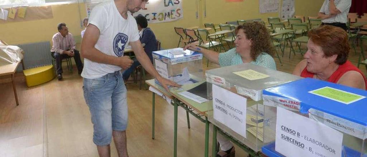 Un joven censado ejerce su derecho al voto.  // Noé Parga