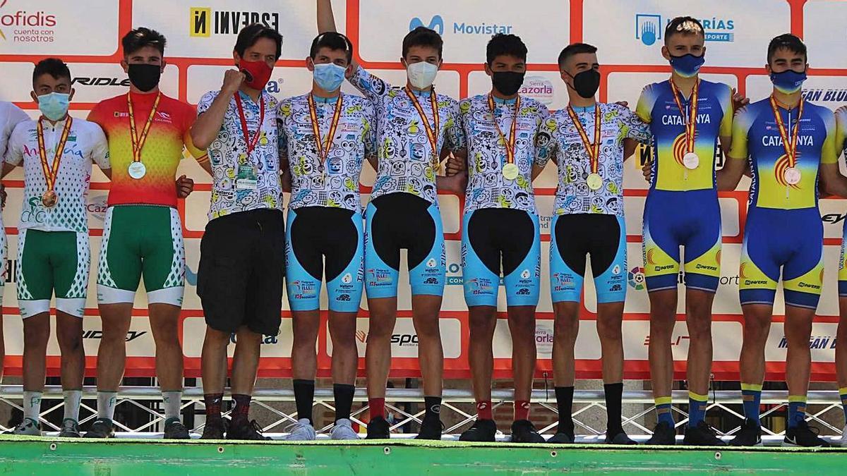 Los ciclistas del equipo cadete masculino posan en el podio junto al técnico Juan Antonio Viana con sus medallas de oro en el Campeonato de España escolar de BTT. | RFEC