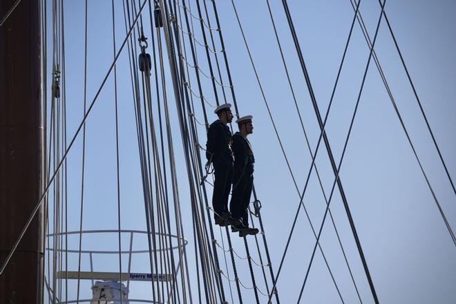 FOTOGALERÍA | El Juan Sebastián de Elcano parte de Cádiz en su 98 crucero de instrucción