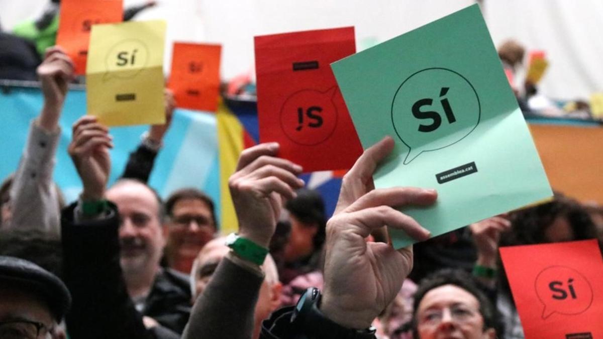 La 'hoja de ruta' se aprueba con 2.355 votos a favor, 4 en contra y 11 abstenciones.