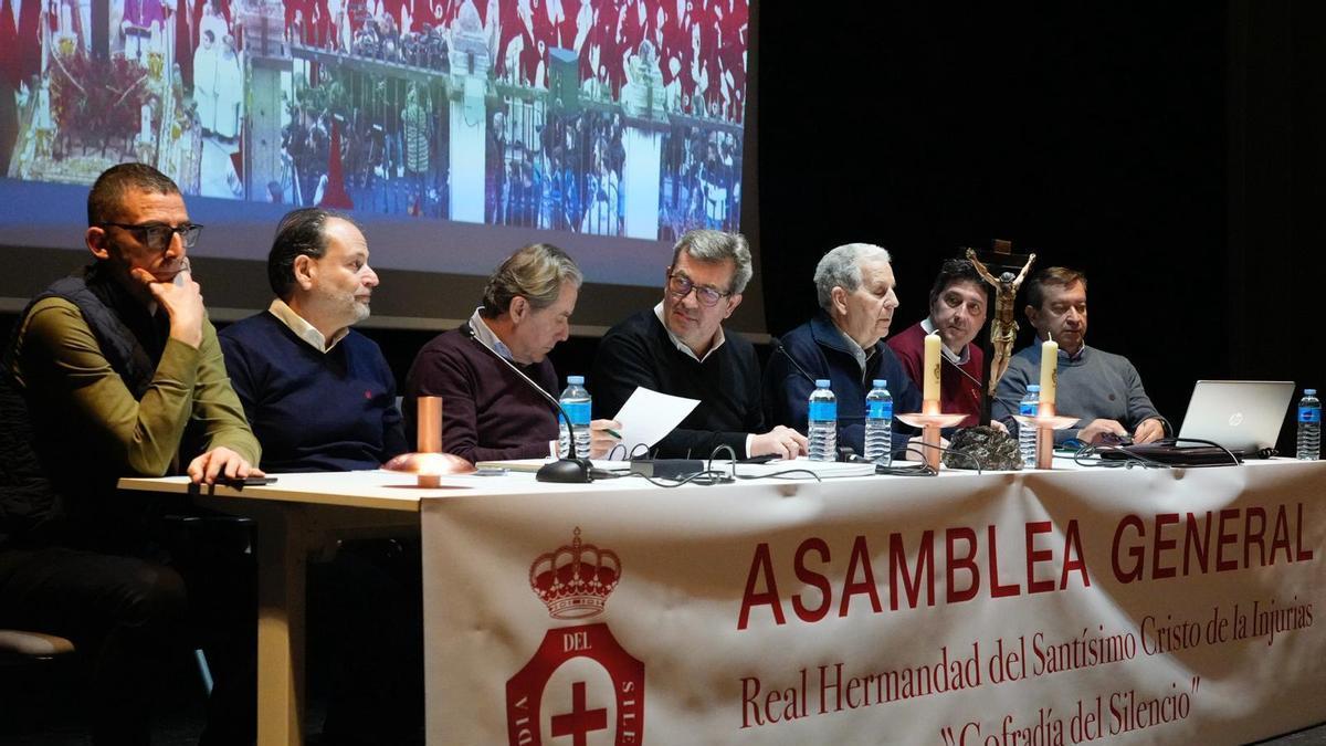 Rufo Martínez de Paz con su Junta Directiva en la asamblea de este mediodía.