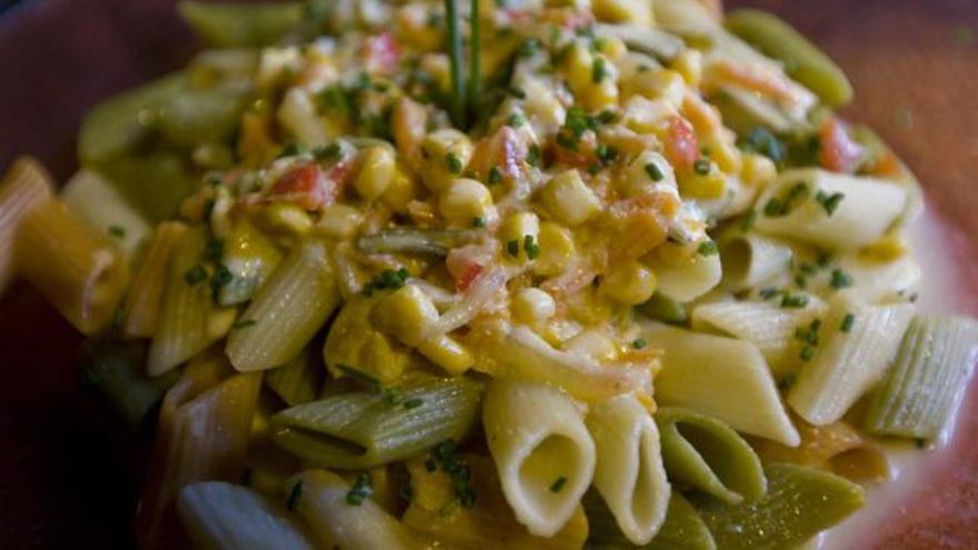 Macarrones de colores con salsa de verduras y leche evaporada, una receta del retaurante Tabulé de Alicante.