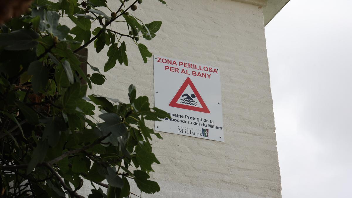Cartel de zona peligrosa para el baño cerca de l&#039;Assut de Vila-real.