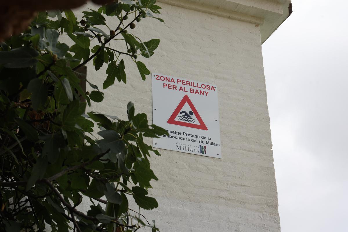 Cartel de zona peligrosa para el baño cerca de l'Assut de Vila-real.