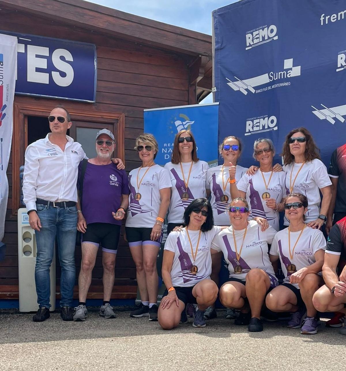 El equipo de veteranas de remo del RCN Gandia