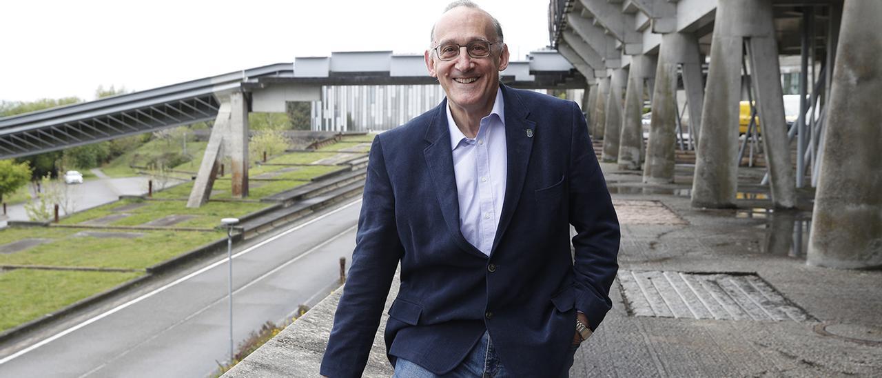 Manuel Reigosa, en la plaza Miralles del campus vigués.