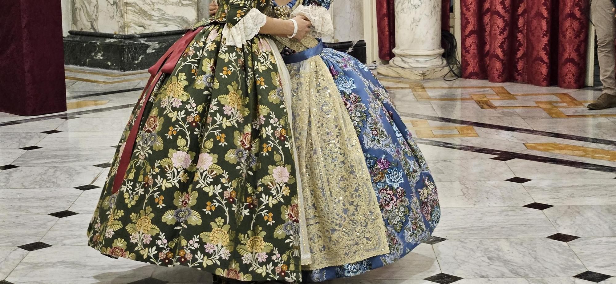 Los trajes Verde Musto y Azul Lavender de María Estela y Marina, al detalle