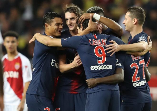 Edinson Cavani (espalda), celebra con sus compañeros de equipo después de anotar durante el partido de fútbol de la L1 francesa Mónaco vs Paris Saint-Germain