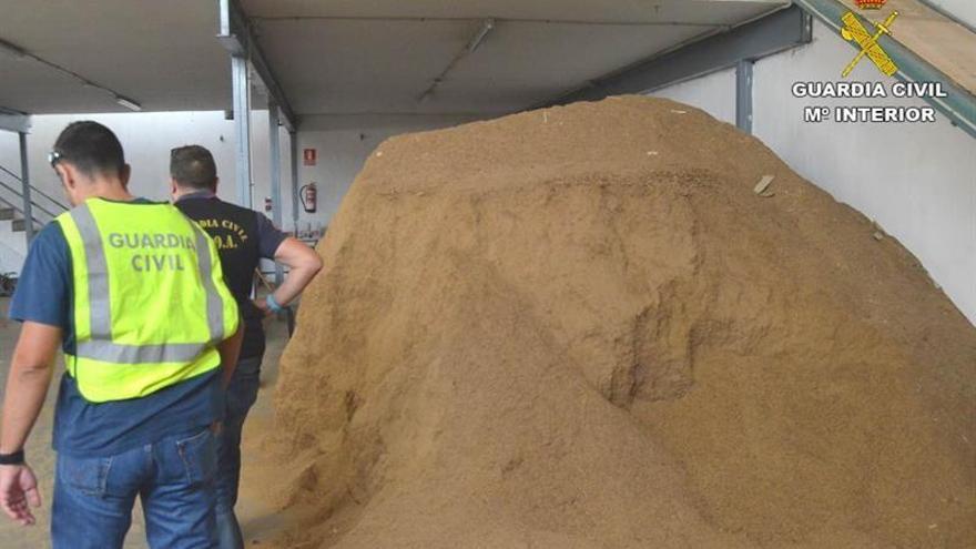 Intervenidas en Elche más de 18 toneladas de tabaco ilegal y detenidas 3 personas