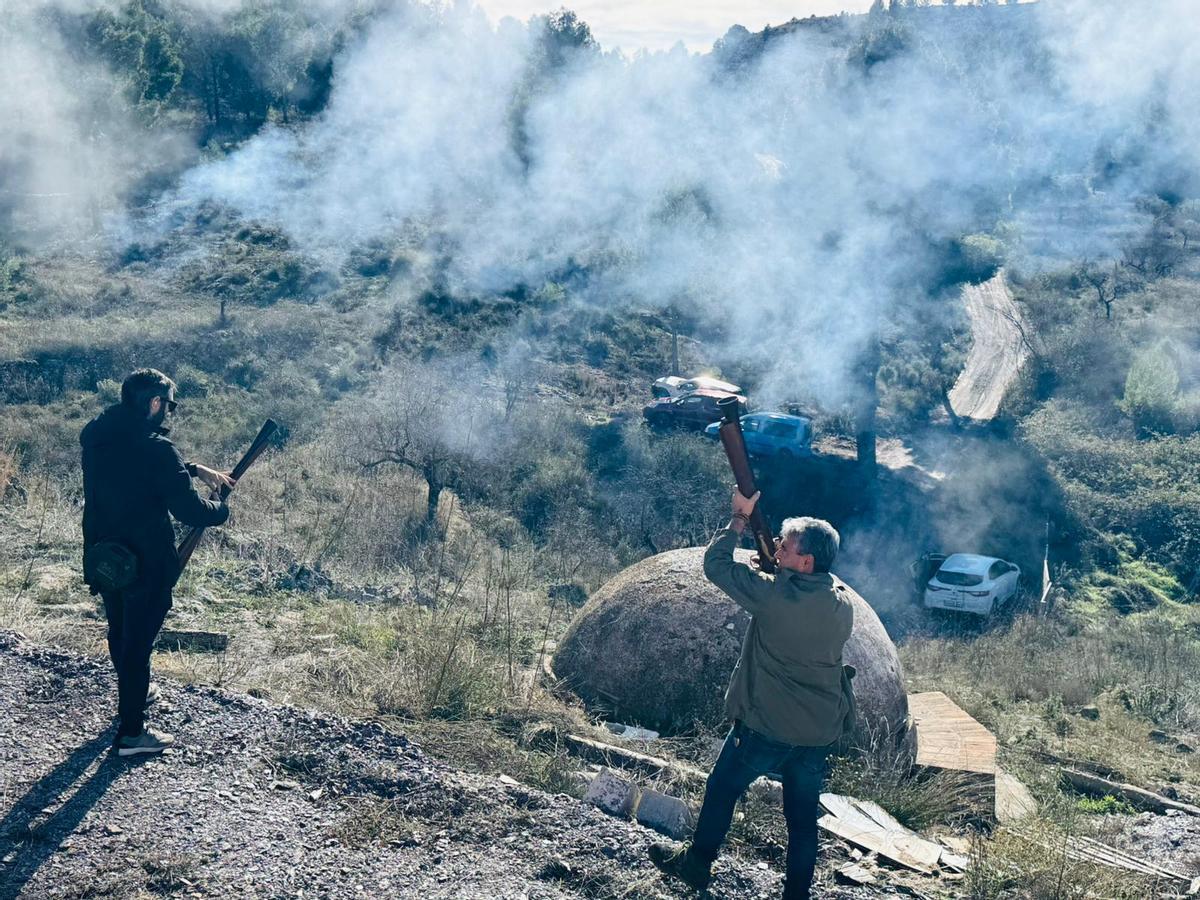 El sonido de las salvas abría la jornada.