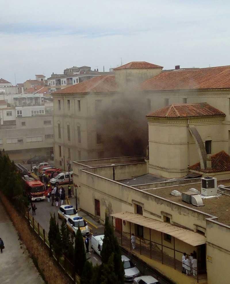El incendio del hospital Virgen de la Montaña de Cáceres en imágenes