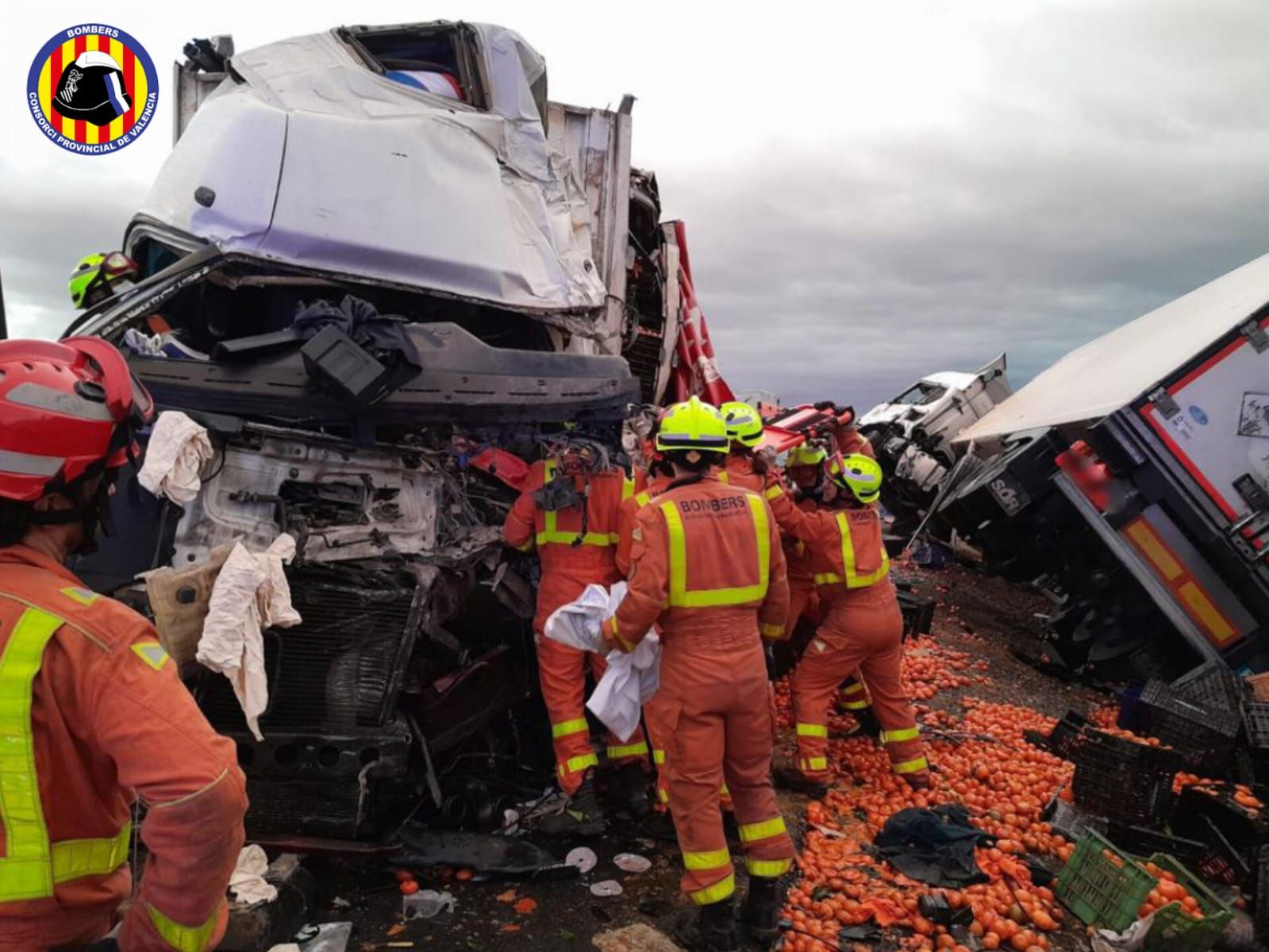 Fallece el conductor de un camión tras un brutal choque en la A-35 a la altura de Vallada