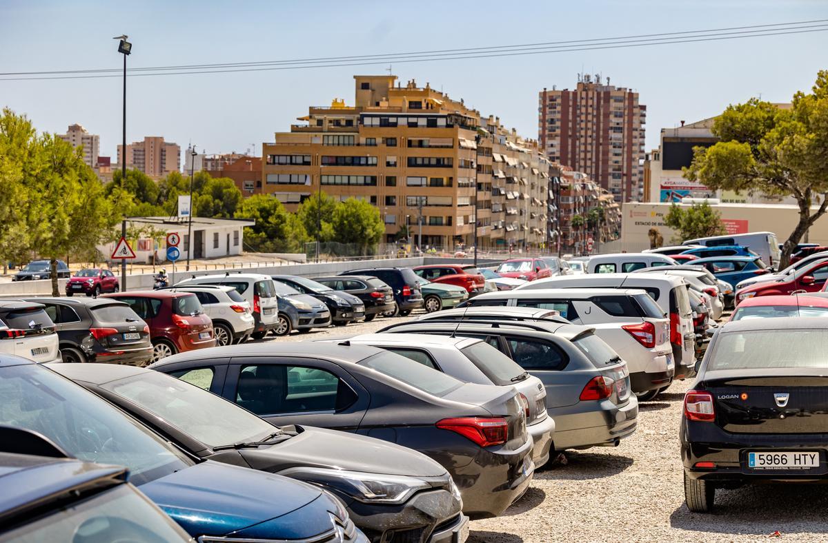 El aparcamiento de la avenida Beniardà de Benidorm, al completo.