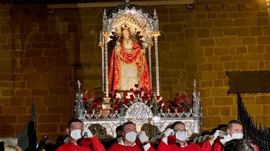 El paso de la mártir Santa Eulalia, ayer, tras su salida de la basílica.