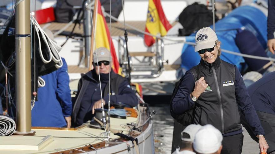 Juan Carlos I compite a bordo del &#039;Bribón&#039; y la infanta Elena en el &#039;Erica&#039; en el primer día de regata en Sanxenxo