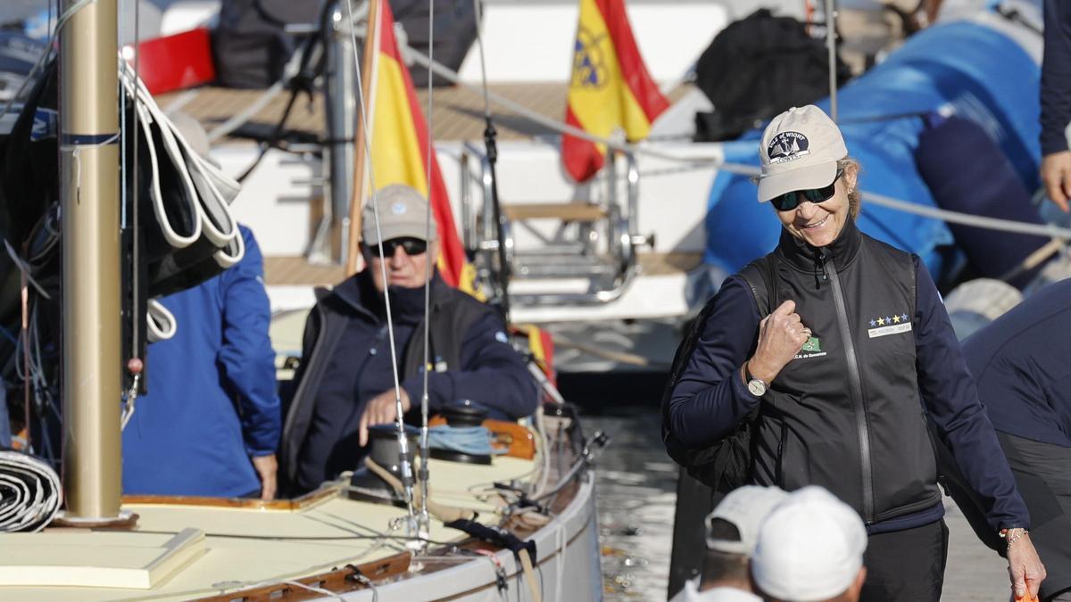 El rey emérito, Juan Carlos en el club náutico de Sanxenxo, con la infanta Elena.