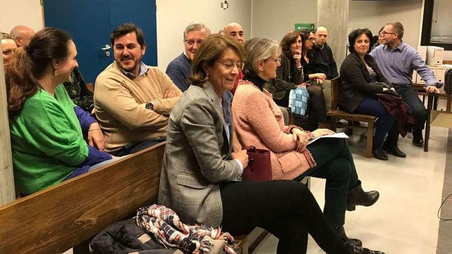 Los letrados de Justicia, reunidos ayer en la sala de vistas de Penal 1. // FdV