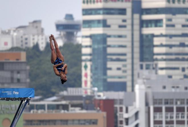 Jacqueline Valente compite an la ronda de femenina de saltos de gran altura durante el Mundial de Natación de Gwangju (Corea del Sur) en la Universidad de Chosun.