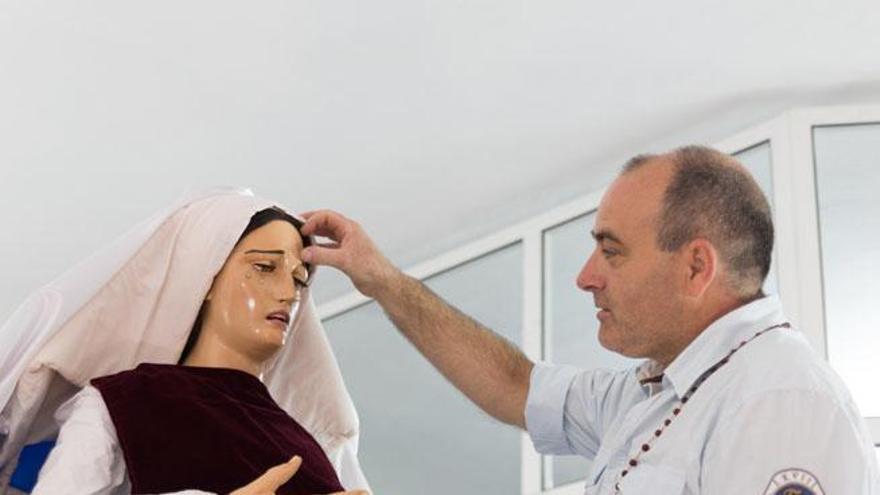 José González, cambiando a la Virgen de la Esperanza de Alozaina.