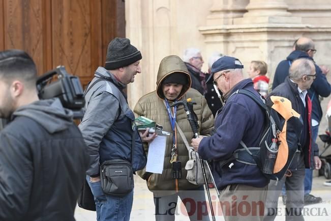 Los romeros acompañan a la Santa pese al frío.