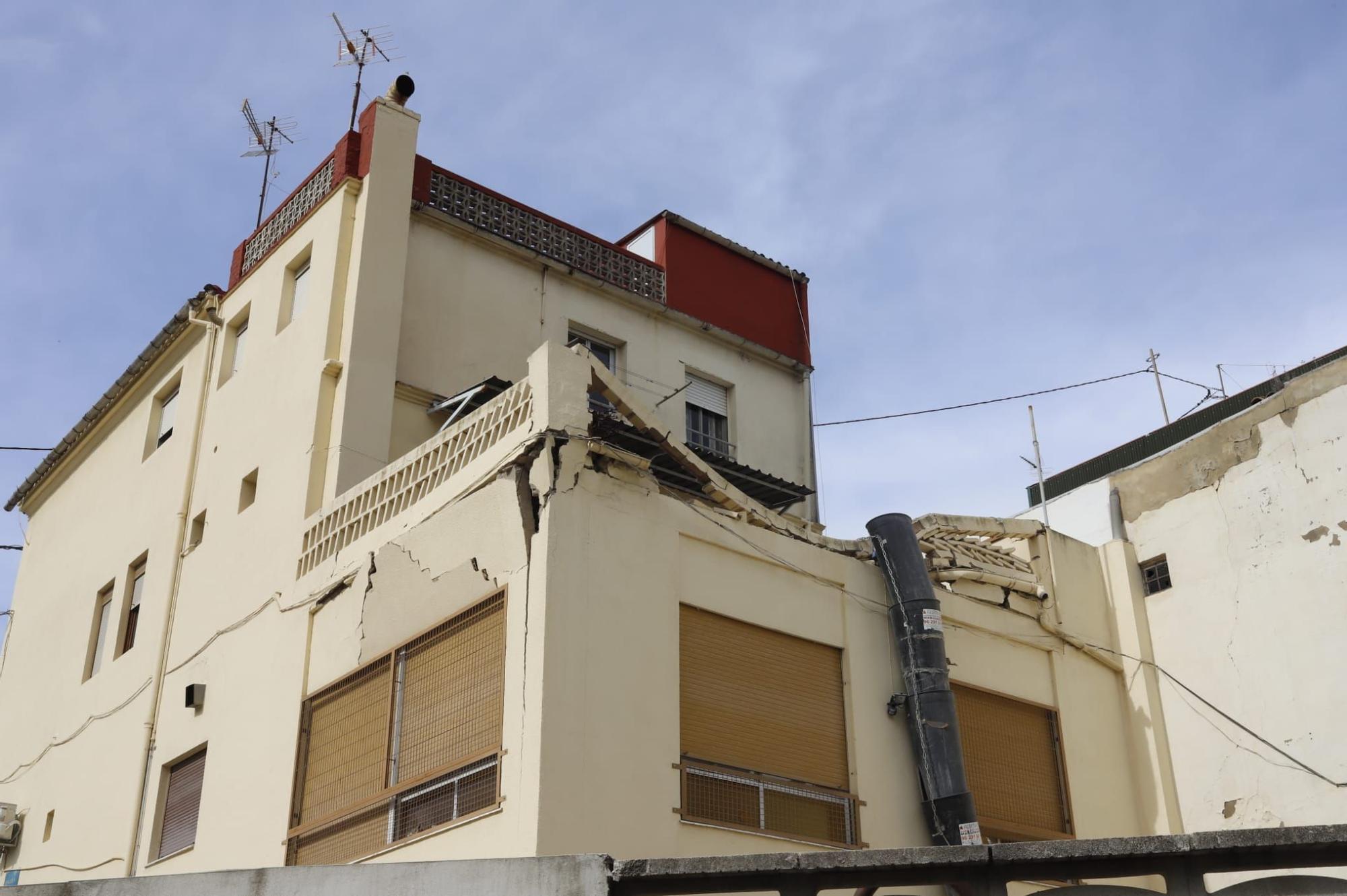 Precintan las inmediaciones de la casa derrumbada en Ontinyent