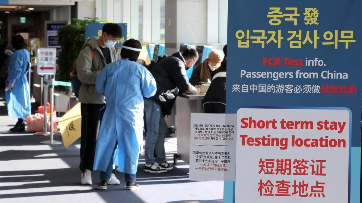 Controles Covid a pasajeros procedentes de China recién llegados al aeropuerto de Incheon, Corea del Sur, ayer.