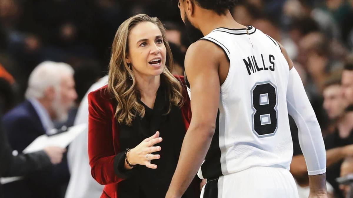Becky Hammon da instrucciones al jugador de los San Antonio Spurs Patty Mills, en diciembre pasado.