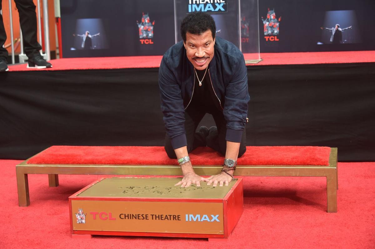 EL CANTANTE LIONEL RICHIE, CUATRO VECES GANADOR DE LOS PREMIOS GRAMMY, CIMENTO SU LEGADO EN HOLLYWOOD HUNDIENDO LOS PIES Y LAS MANOS EN EL HUMEDO PAVIMENTO EN LA EXPLANADA DEL EMBLEMATICO TCL CHINESE THEATRE. Lionel Ritchie attends his Hand and Footprints ceremony on March 7,2018 in Hollywood, California. / AFP PHOTO / FREDERIC J. BROWN US-ENTERTAINMENT-HAND AND FOOT-RICHIE-entertainment. HUELLAS. HOLLYWOOD BOULEVARD