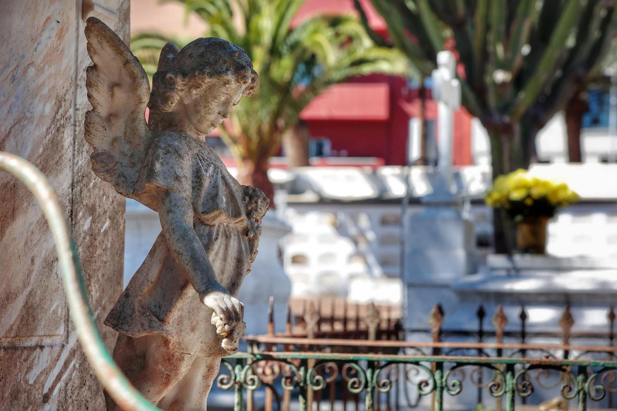 Día de Todos los Santos en el cementerio de San Juan, en La Laguna