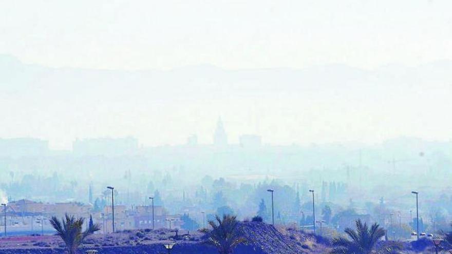 Una fotografía que muestra la contaminación en el aire sobre la ciudad de Murcia.