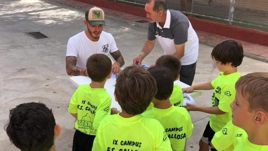 Josan firmando autógrafos a los niños del campus de Callosa