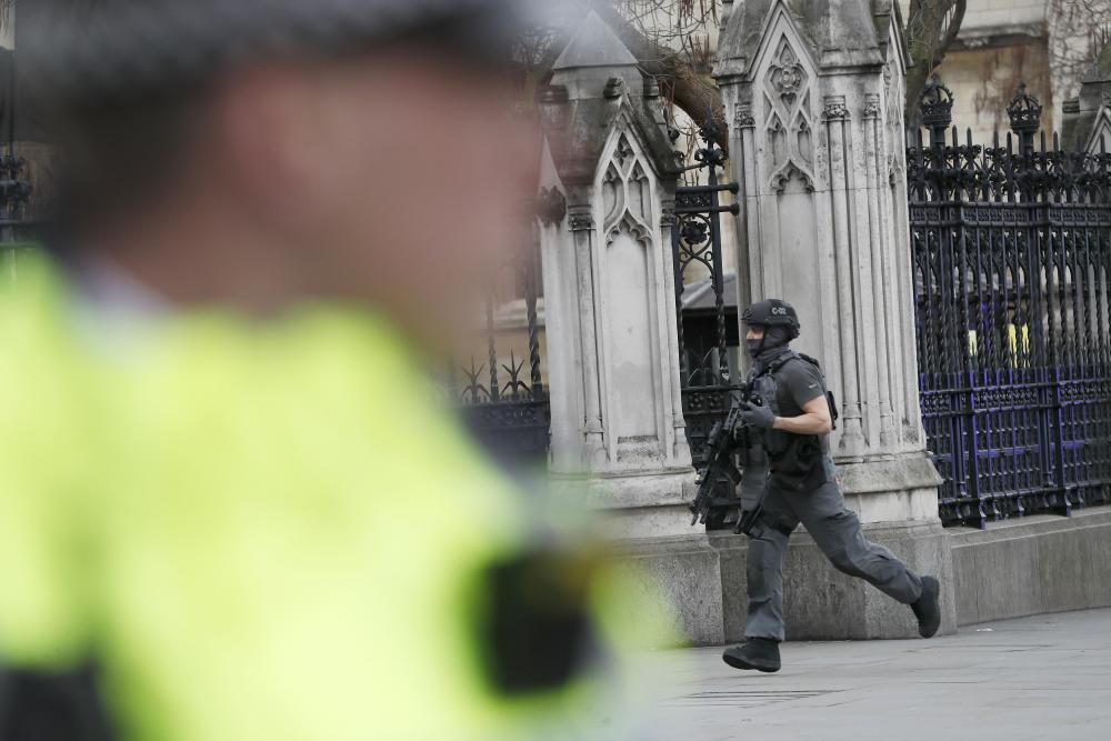 Tiroteig i apunyalament davant el Parlament britànic