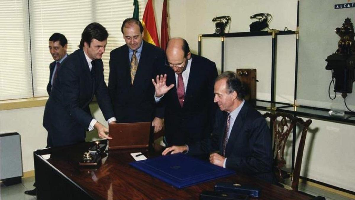 El rey Juan Carlos en la inauguración de la planta de Alcatel en el PTA, en 1995.