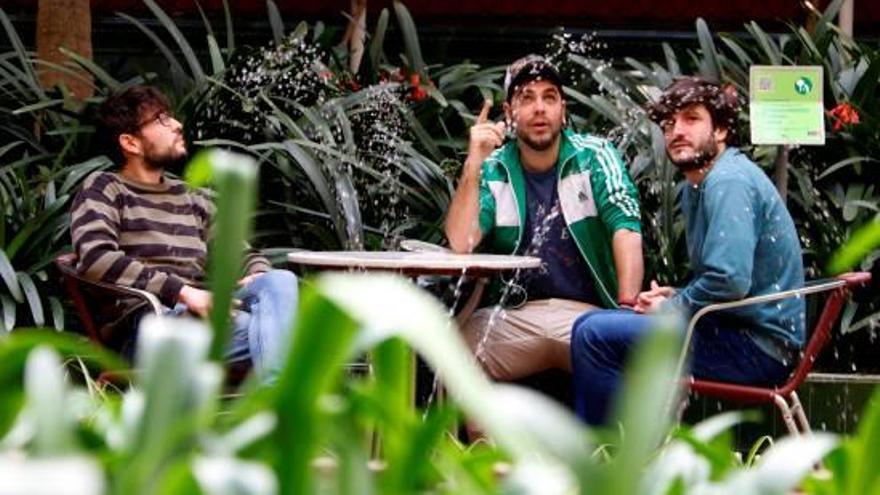 Sergi Carbonell, Alguer Miquel i Àlex Pujols, asseguts al jardí de l&#039;Ateneu Barcelonès.
