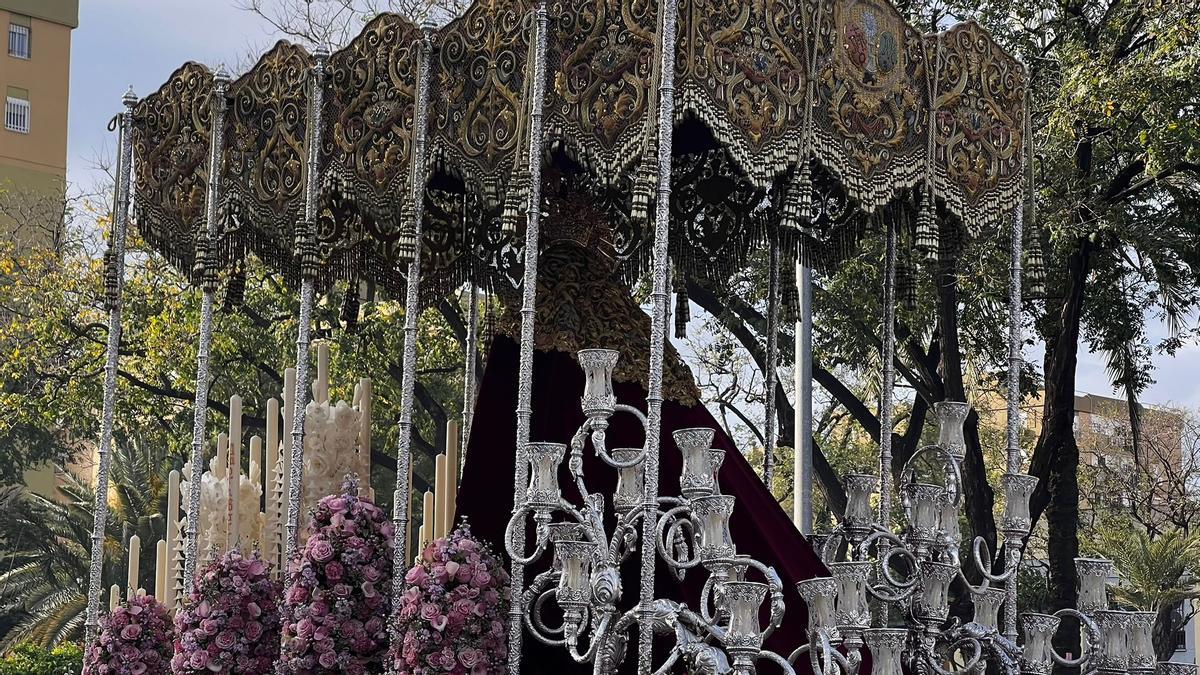 PIno Montano. María Santísima del Amor a su paso por la Plaza Diputado Ramón Rueda con sones de Siempre Macarena .