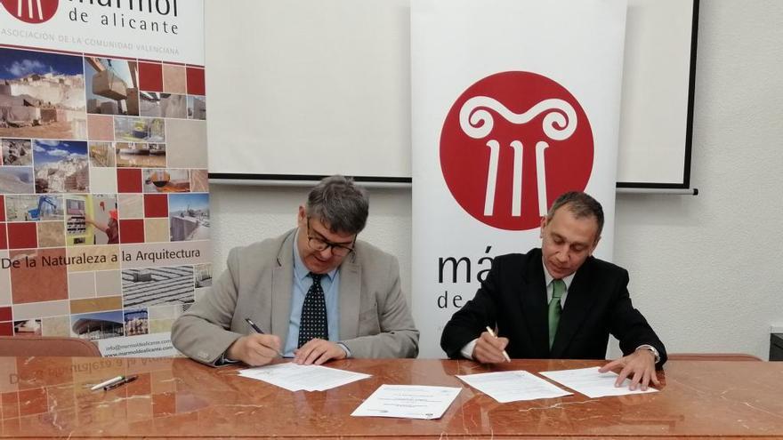 David Beltrá (izq.) y Enrique Planells durante la firma del convenio.