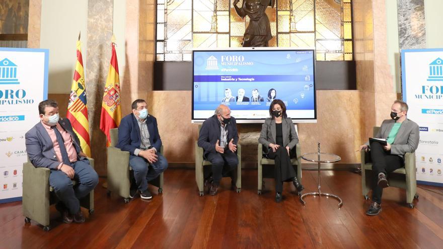 Los alcaldes de Zuera, Épila, Calatayud y Ejea de Los Caballeros, en la mesa de industria y tecnología.