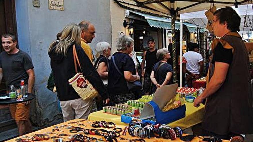 Els polítics visiten  el mercat medieval  per donar suport  a aquesta iniciativa