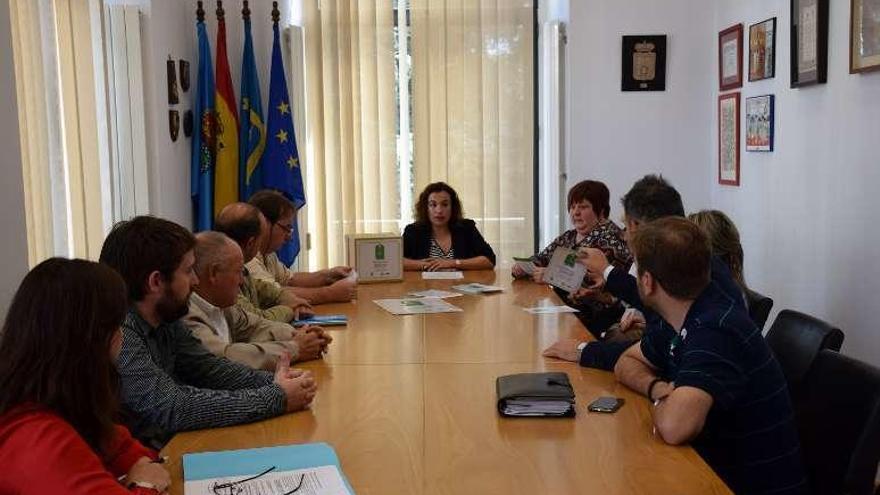 Reunión, ayer, entre comerciantes y políticos, en el Ayuntamiento.