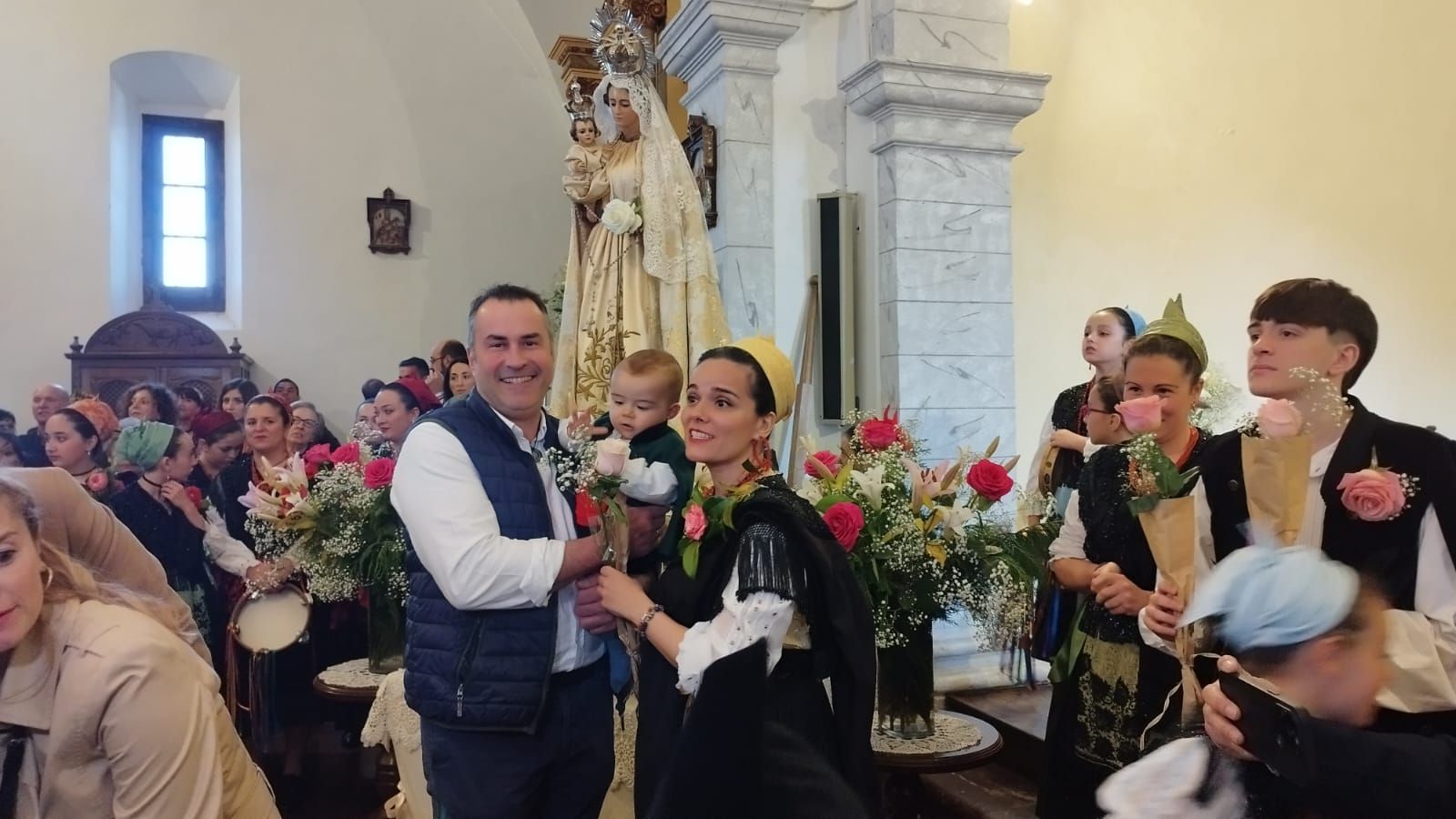 Un centenar de rosas para los llaniscos de la parroquia de Pría en la fiesta de la Virgen de la Flor