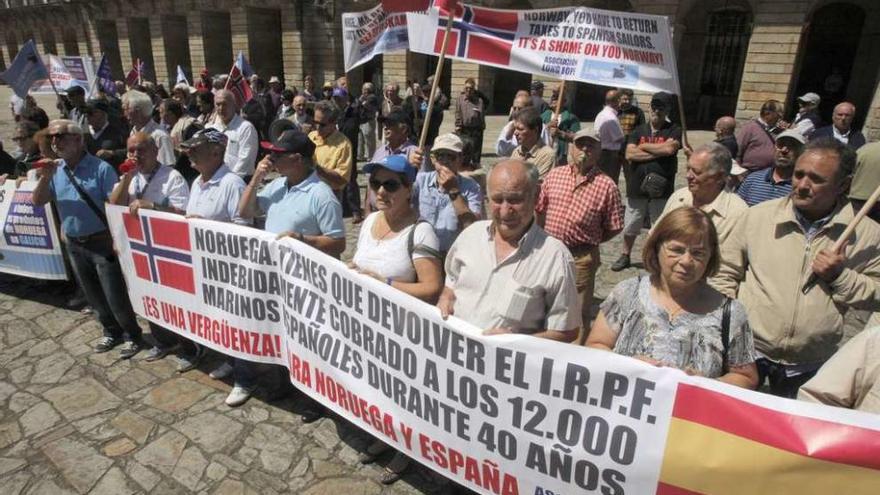 Manifestación de la asociación Long Hope, ayer, en Santiago. // Xoán Álvarez