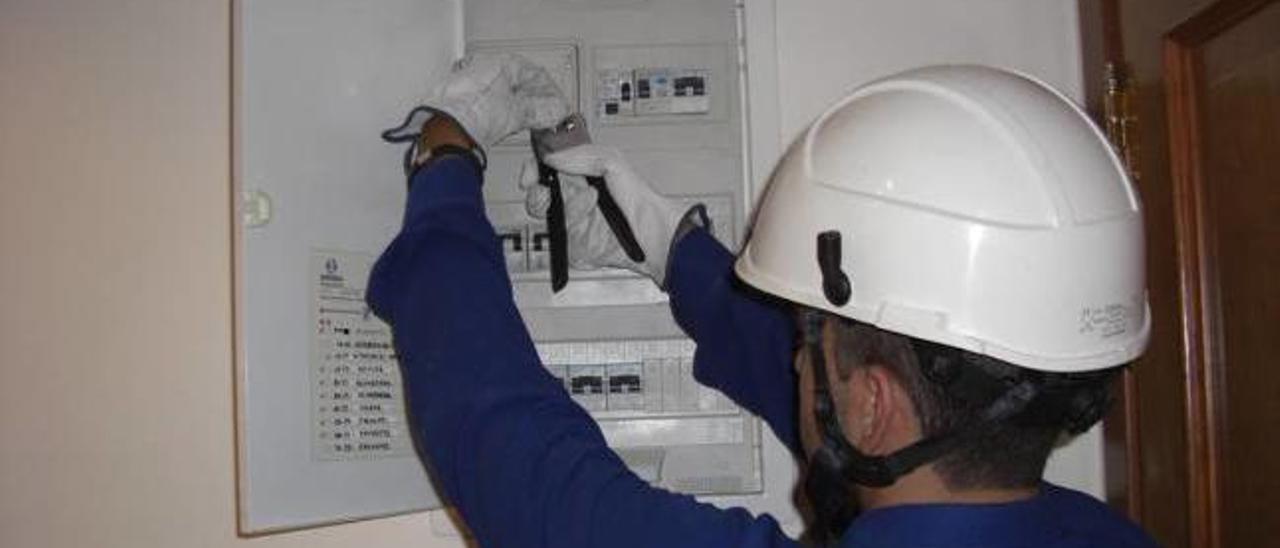 Un operario inspecciona el cuadro eléctrico de una vivienda.